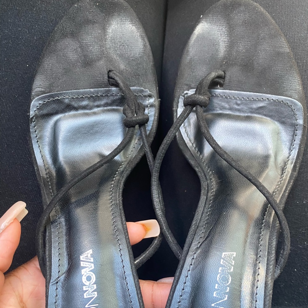 BLACK SANDAL HEELS